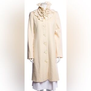 Elegant Lambswool and Cashmere Cream Ruffle-Collar Coat